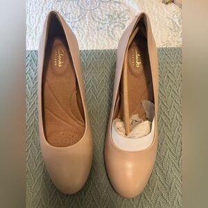 Clarks Artisan Leather Women's beige Heels